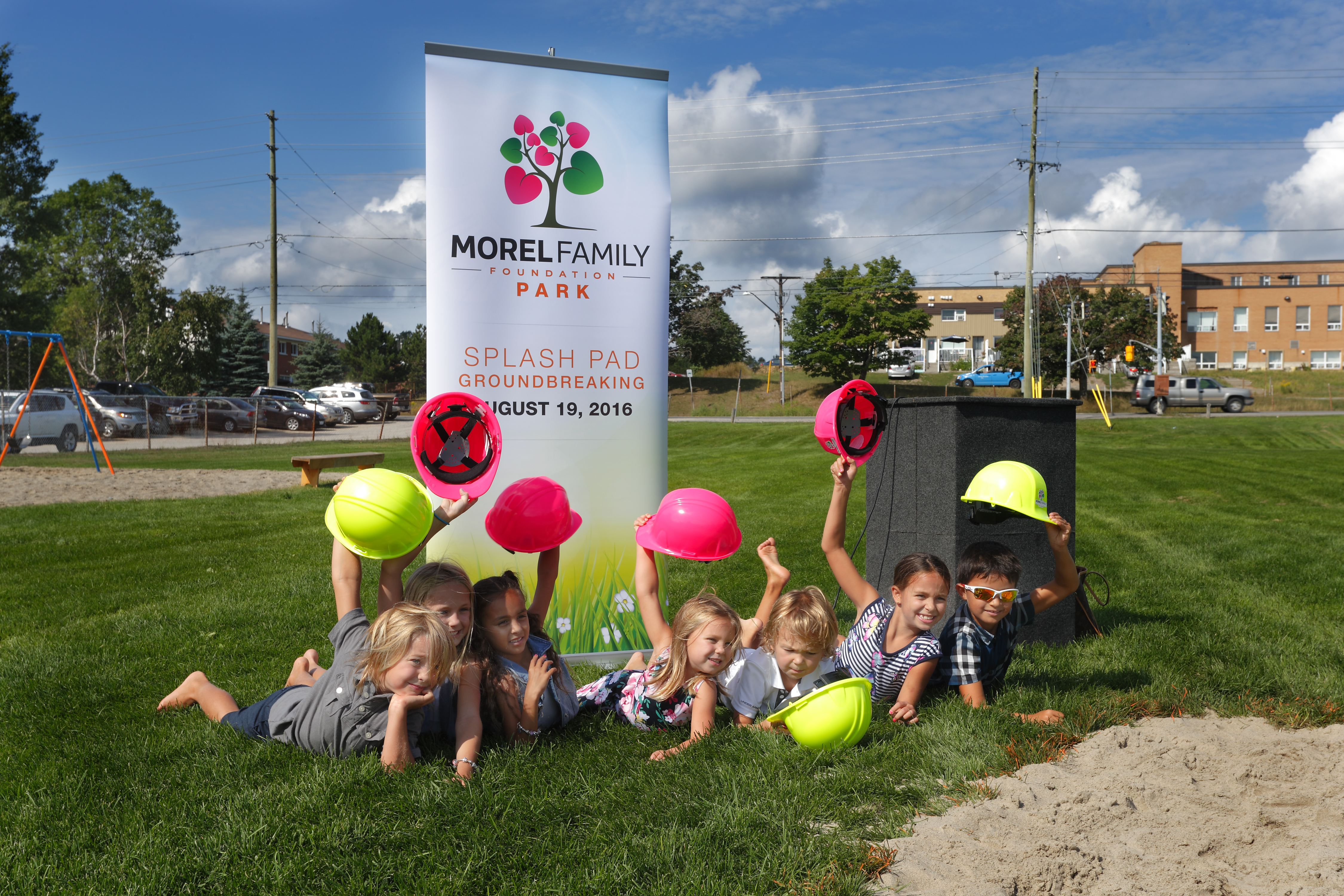 groupe d'enfants sur l'herbe lors de l'inauguration du parc de la Fondation de la famille Morel