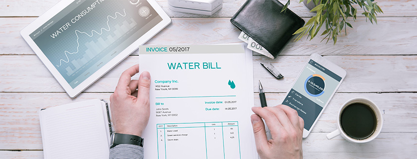 Une personne examinant sa facture d'eau.