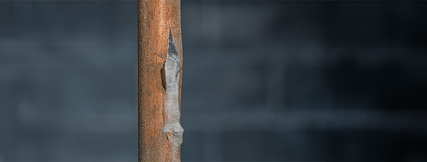 Tuyau d'eau éclaté à cause de l'eau gelée.