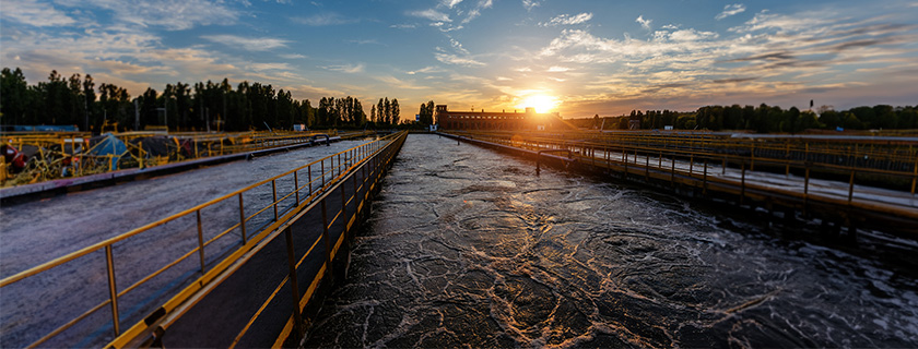 Un bassin d'aération dans une station d'épuration des eaux usées.