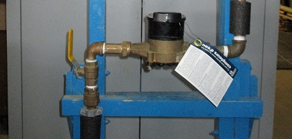 Tuyaux isolés près du compteur d’eau.