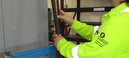 Isolant qu’on est en train d’installer par-dessus le tuyau.