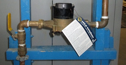 Tuyaux non isolés près du compteur d’eau.