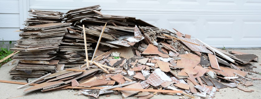 Une pile de bois et de cloisons sèches déchirés.